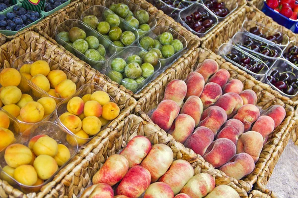 Vruchten op een markt — Stockfoto