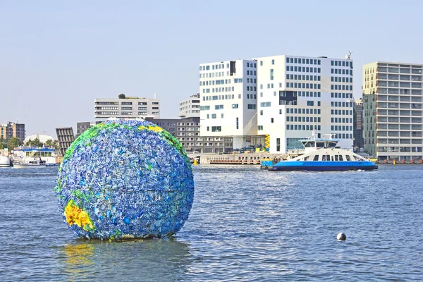 Globe flottant art sur l'eau, Amsterdam — Photo