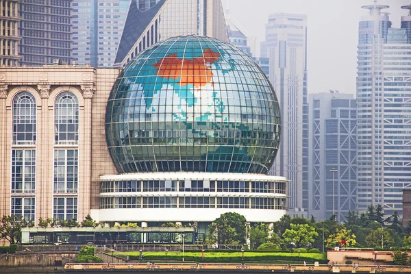 Pudong moderne architecturale en het conferentiecentrum, shanghai, china — Stockfoto