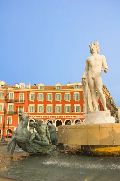 Luogo Massena a Nizza con la Fontaine du Soleil e la statua Apollo — Foto Stock