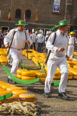 ünlü Hollandalı peynir piyasada birçok peynir ile yürüyüş taşıyıcıları