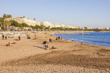 turistler Cannes Beach iyi bir hava keyfini çıkarın.