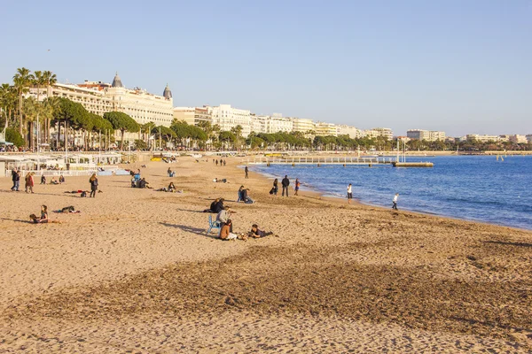 Toeristen genieten van het goede weer op het strand in cannes — Stockfoto