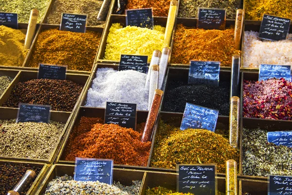 Salts and peppers in a street market — Stock Photo, Image