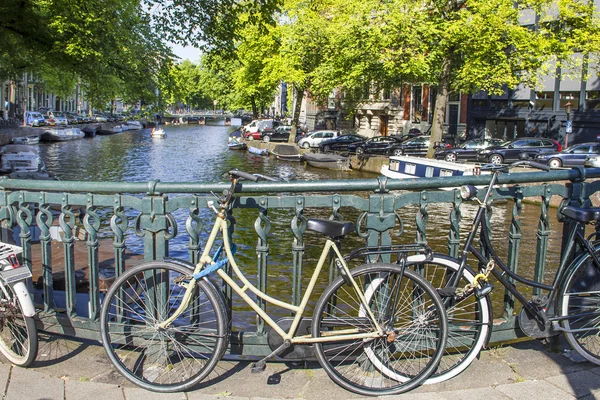 Amsterdam canal and bikes — Stock Photo, Image