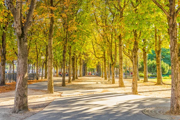 Ηρεμία πάρκο κοντά στην ντουζιέρα, Παρίσι, Γαλλία — Φωτογραφία Αρχείου