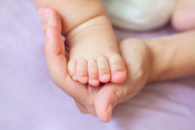 Yeni doğan bebeğin ayak anne elinde