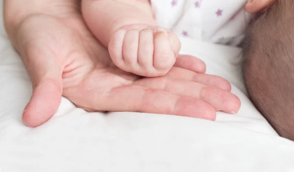 Baby and mother 's hand — стоковое фото