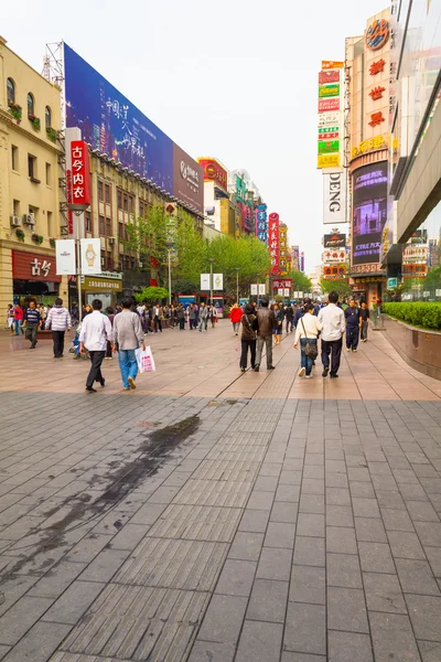 Tourists waliking in Nanjing Road — Stock Photo, Image