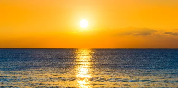 Захід сонця і океан — стокове фото