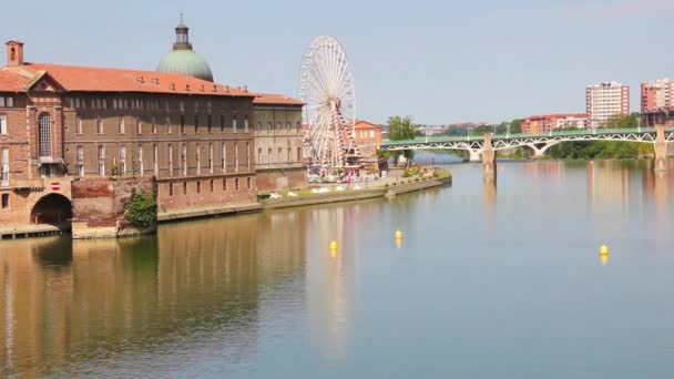 Pont Saint Pierre köprüsü Garonne nehri üzerinde, Toulouse, Fransa — Stok video