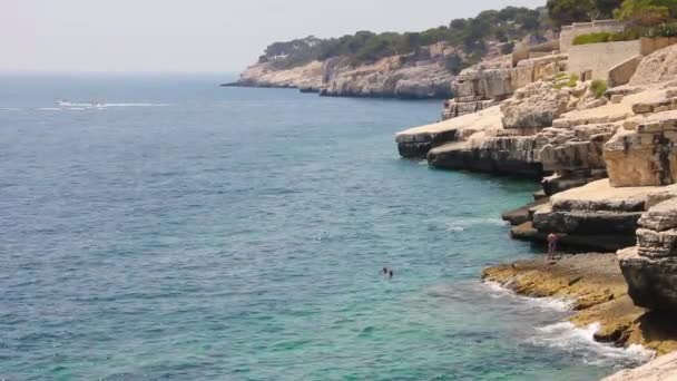 Calanques tussen zwarte bessen en Marseille, provence, Frankrijk — Stockvideo