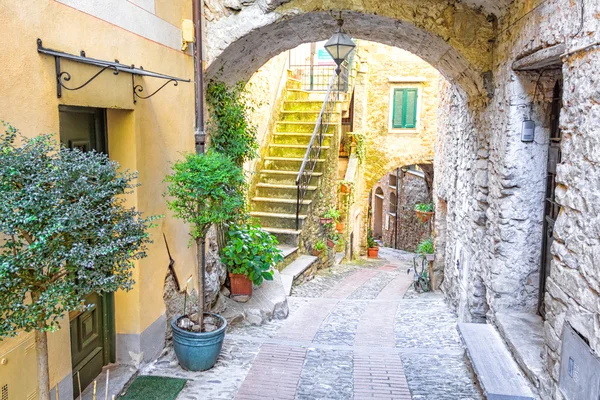 Alte stadt dolceacqua, italien — Stockfoto