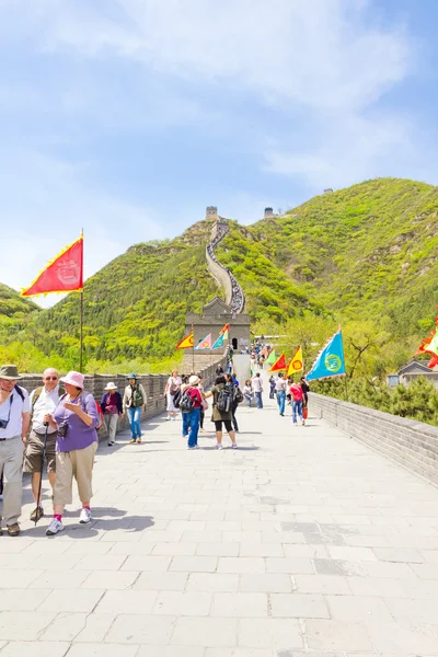 Çin Seddi üzerinde yürüyen insanlar — Stok fotoğraf