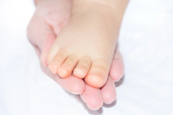 Baby voet in de hand van de moeder — Stockfoto