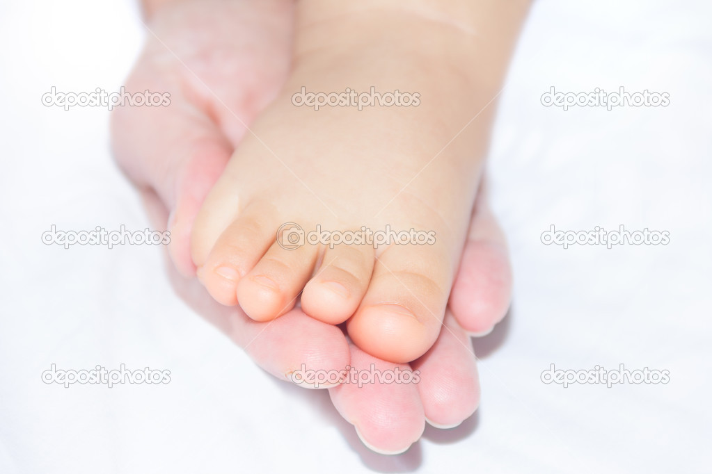 Baby foot in the mother hand