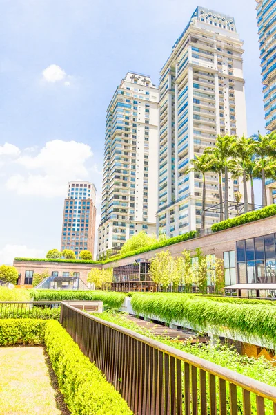 Ecologic building with plants on the external part — Stock Photo, Image