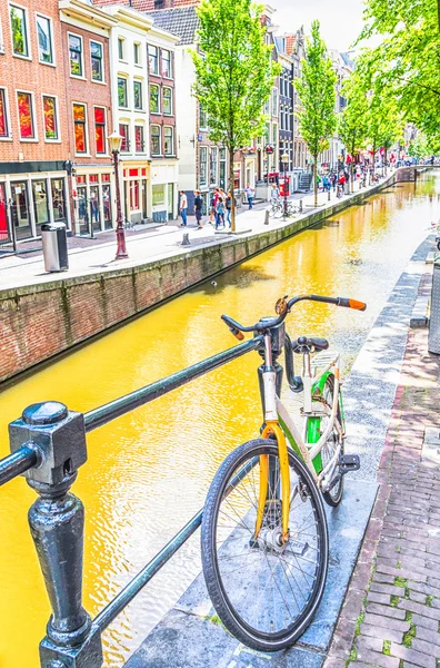 Kerékpár- és csatorna Amszterdamban — Stock Fotó