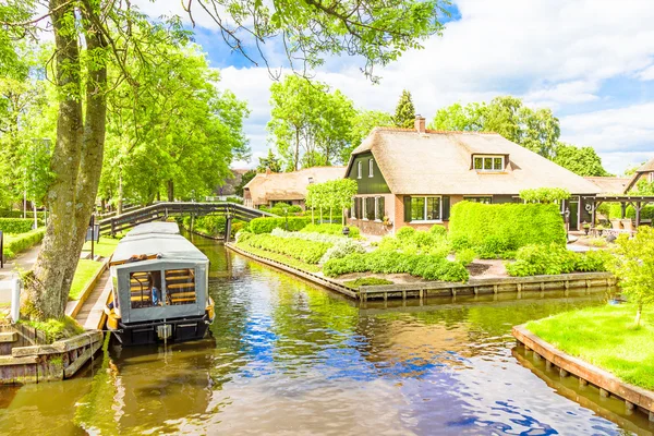 典型的荷兰住宅和花园中 giethoorn，荷兰 — 图库照片