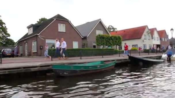 Visiteurs inconnus dans la promenade dans un canal à Giethoorn — Video