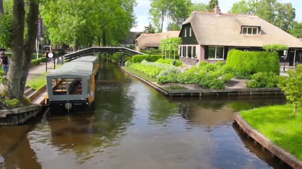 Неизвестные посетители на лодке в канале в Гиеторне — стоковое видео