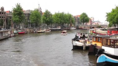 Amsterdam'da bir Kanal Görünümü