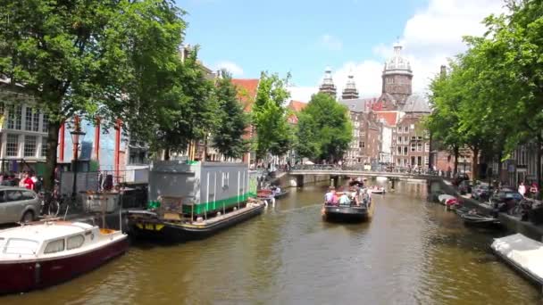 Turisti che passeggiano lungo un canale ad Amsterdam — Video Stock