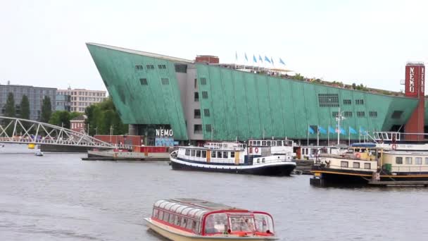 Vista del edificio del Centro de Ciencias Nemo — Vídeo de stock