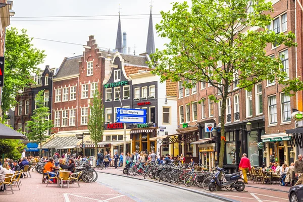 Gente bebiendo en las calles de Amsterdam — Foto de Stock