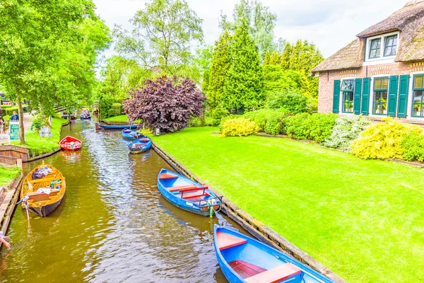 Casas e jardins típicos holandeses em Giethoorn, Países Baixos — Fotografia de Stock