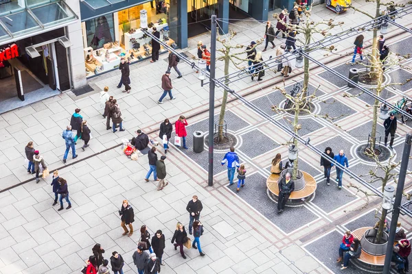 Människor gå längs zeil gatan i frankfurt, Tyskland — Stockfoto