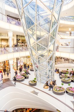 myzeil alışveriş merkezi Frankfurt'ta yürüyen insanlar