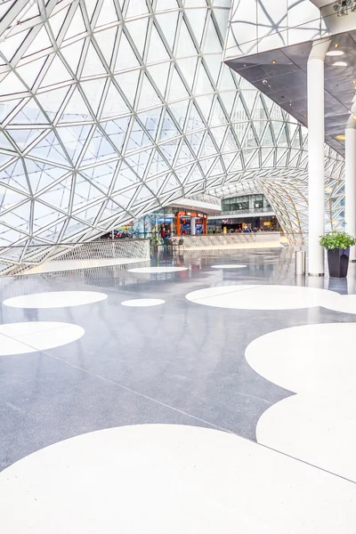 Architecturale kenmerken van de myzeil shopping mall in frankfurt — Stockfoto