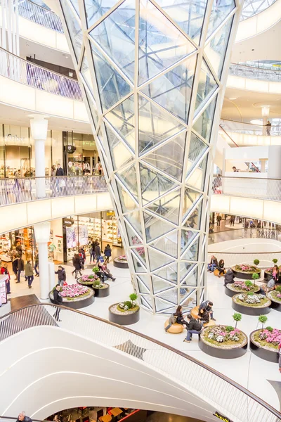 Människor som vandrar i köpcentret myzeil i frankfurt — Stockfoto