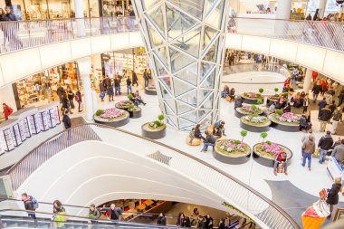 myzeil alışveriş merkezi Frankfurt'ta yürüyen insanlar
