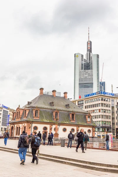 İnsanlar önünde frankfurt bina hauptwache sokaklarda yürürken — Stok fotoğraf