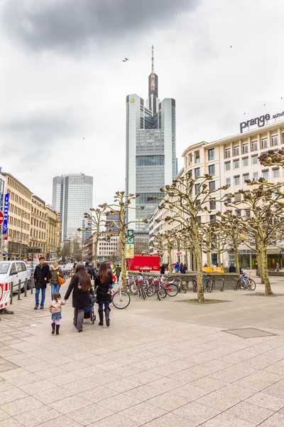Gente caminando en la plaza Hauptwache de Frankfurt — Foto de Stock