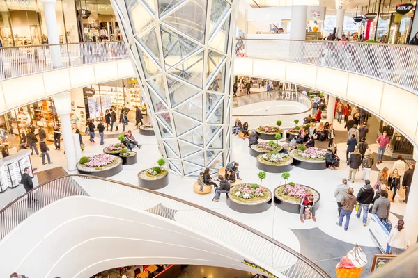 Pople wandelen in de myzeil shopping mall in frankfurt — Stockfoto