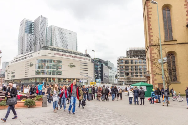 Mensen lopen in de hauptwache plaza in frankfurt — Stockfoto