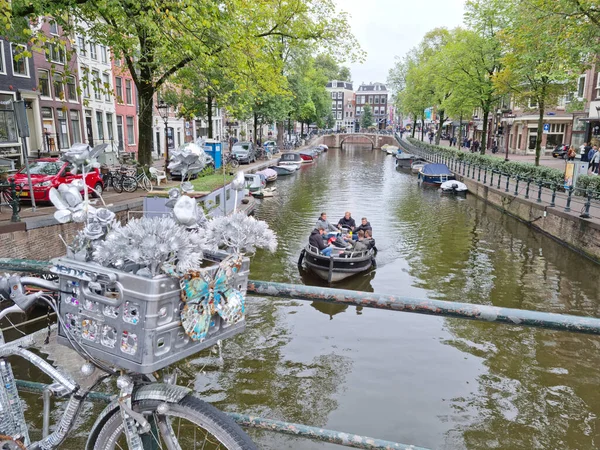 Ámsterdam Países Bajos Octubre 2021 Turistas Caminando Por Canal Ámsterdam — Foto de Stock