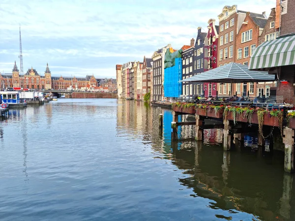 Hus Vid Kanal Och Centralstationen Bakgrunden Amsterdam Nederländerna — Stockfoto