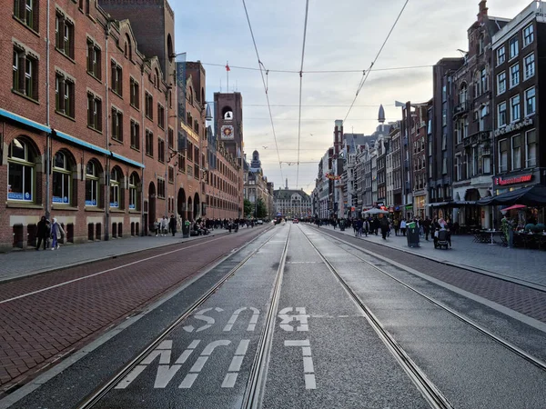 2021年10月3日 荷兰阿姆斯特丹 人们在Nieuwezijds Voorburgwal街上散步 这条街南北走向 连接中央车站和大坝广场 — 图库照片