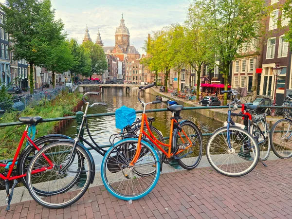 Amsterdam Kanal Und Fahrräder Niederlande — Stockfoto