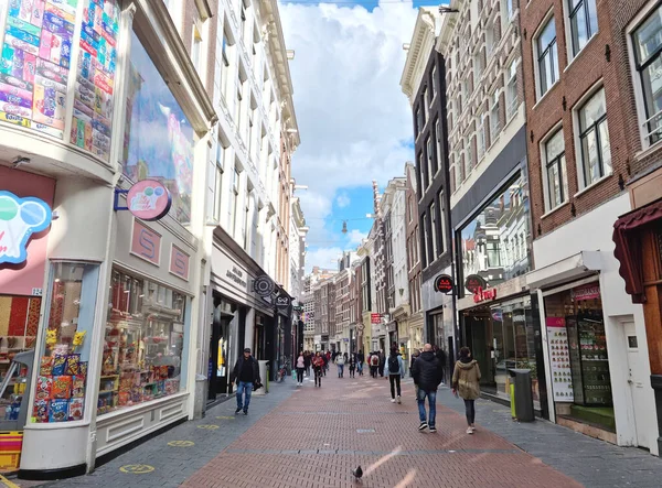 アムステルダム オランダ 10月 2021 人々はカルバー通りを歩いています 賑やかな商店街はダム広場からマンチェリン広場まで約750M南北に走っています — ストック写真