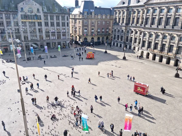암스테르담 네덜란드 2021 광장의 이곳은 도시의 역사적 중심지이며 왕궁을 포함한다 — 스톡 사진
