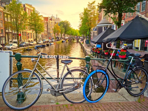 Amsterdam Canal Bicicletas Durante Una Puesta Sol — Foto de Stock