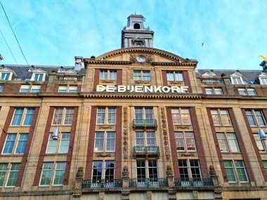 Amsterdam, Hollanda - 03 Ekim 2021: De Bijenkorf mağazasının manzarası. Sancak gemisi mağazası Baraj Meydanı 'nda..