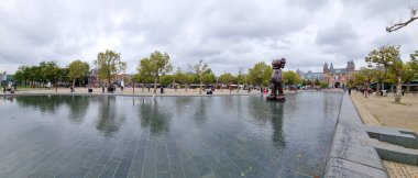 Amsterdam, Hollanda - 02 Ekim 2021: Rijksmuseum 'dan müze meydanına yürüyen insanlar. Müze Amsterdam 'ın güneyinde, Van Gogh ve Stedelijk Müzelerine yakın..