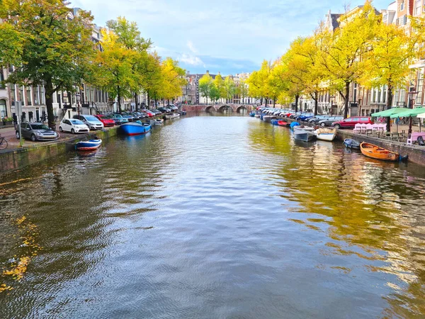 在秋天期间在阿姆斯特丹运河旁的视图 — 图库照片