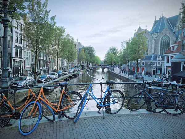 Amsterdam Kanal Und Fahrräder Niederlande — Stockfoto